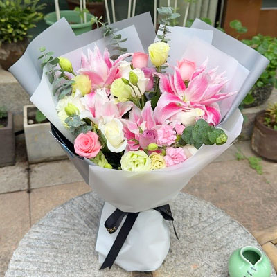 荆州9朵玫瑰混搭百合，爱恋纯真无邪